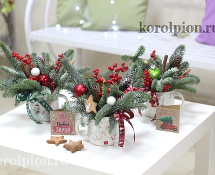 Композиция на новый год в керамической кружке