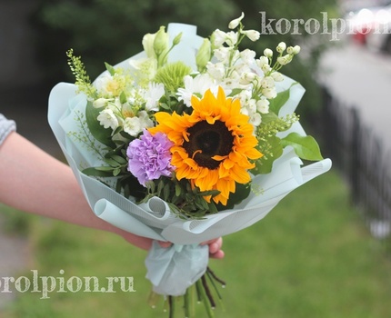 Букет с подсолнухом, дельфиниумом и эустомой