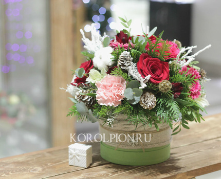 Композиция в шляпной коробке 'Каролина'