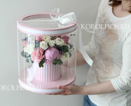 Коробочка с цветами в прозрачном куполе