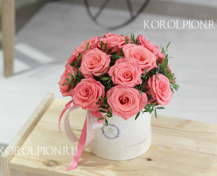 15 розовых роз в коробке
