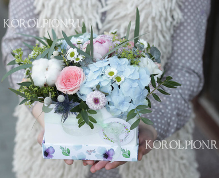Цветочная композиция в коробке 'Летний бриз'