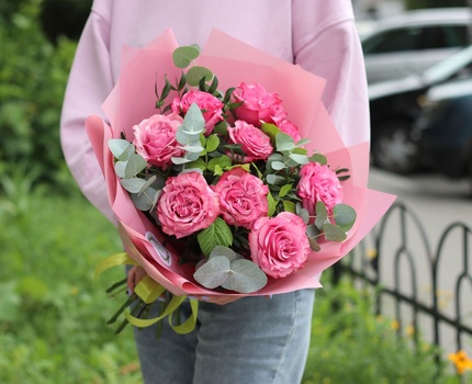 Букет из 9 розовых роз 60 см. Сорт «Кантри Блю» с добавлением зелени
