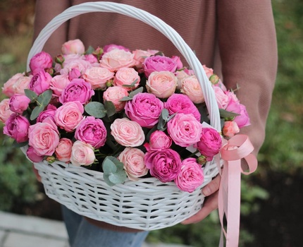 Корзина из 15 кустовых роз