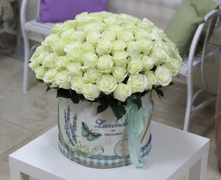 Коробка из 75 кремовых роз